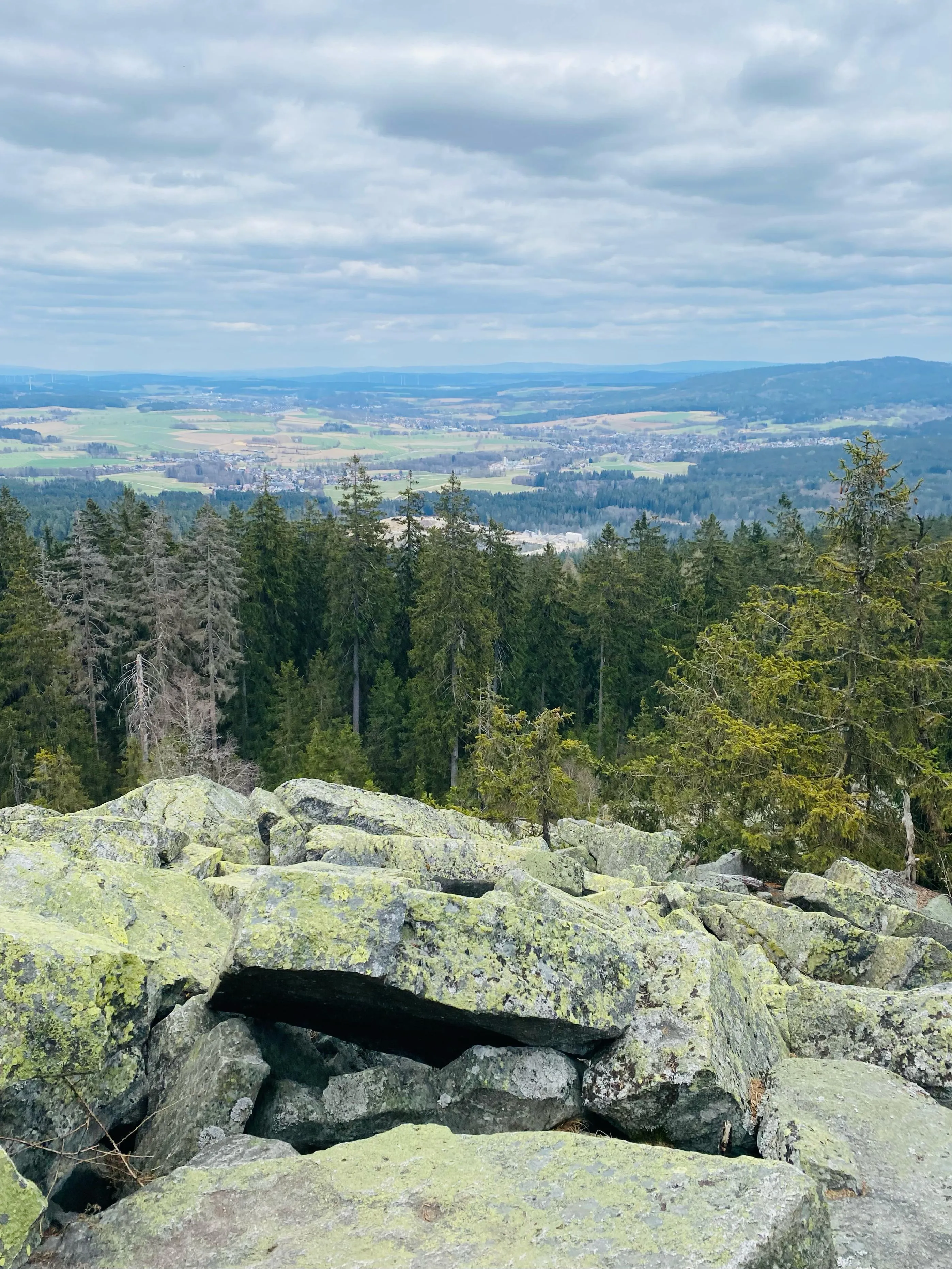 Aussicht von der Platte über das Fichtelgebirge. Aussicht über das Fichtelgebirge am Tag des Laufs.