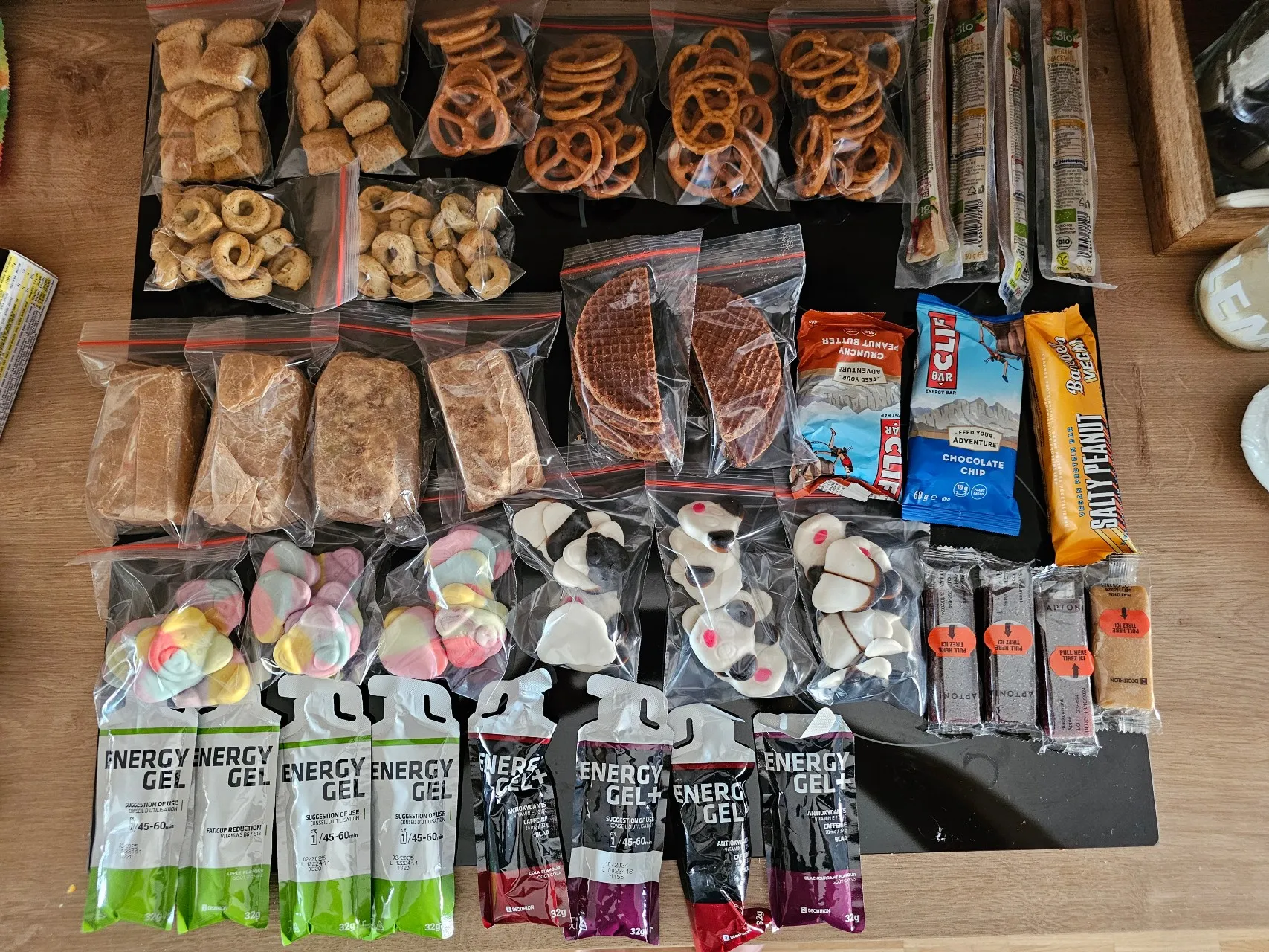 Zahlreiche Snacks fein säuberlich vorbereitet. Es sollte sich aber zeigen: etwas weniger tut es auch. Zahlreiche Snacks fein säuberlich vorbereitet.