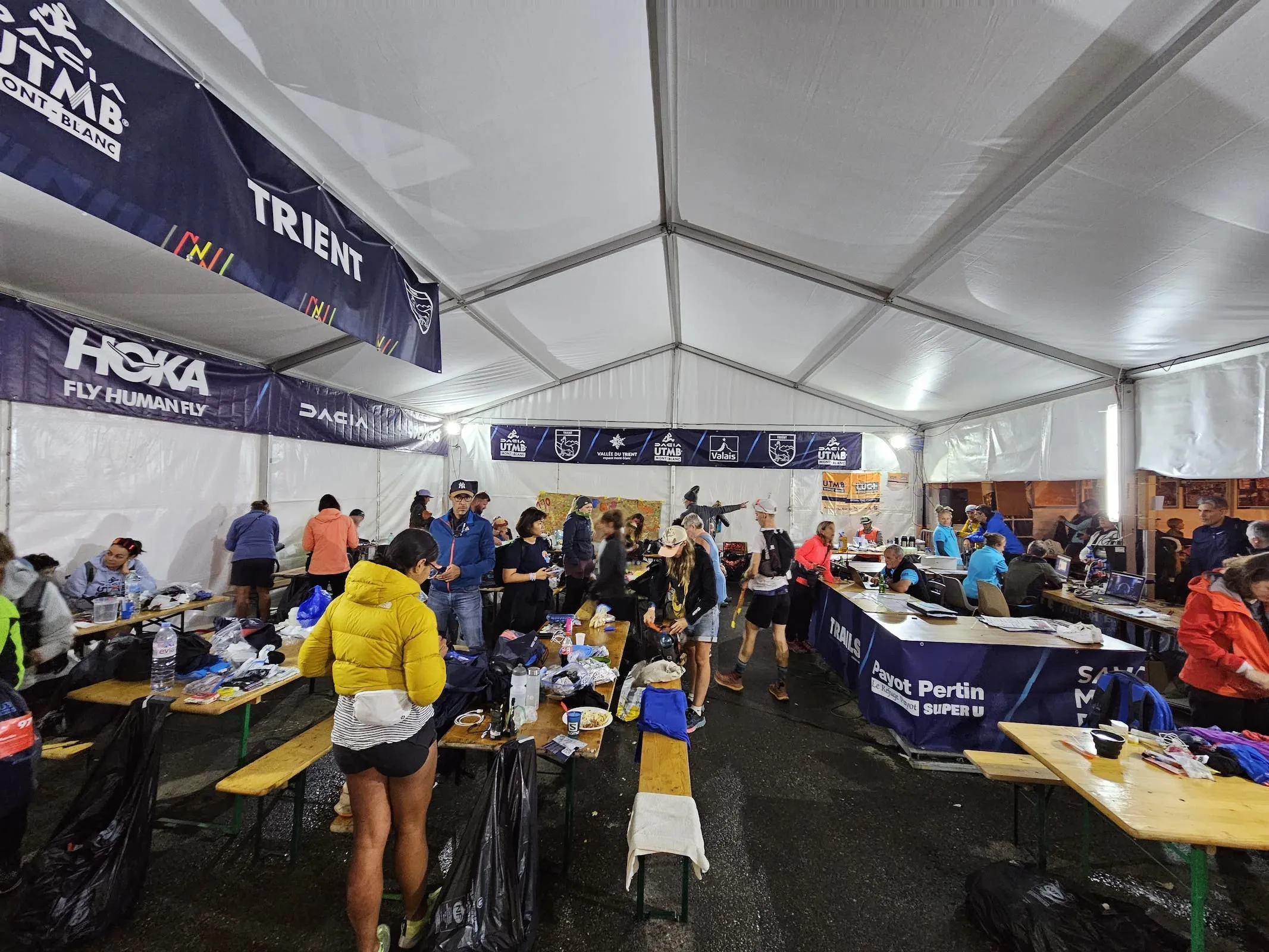 Die volle Aid-Station in Trient