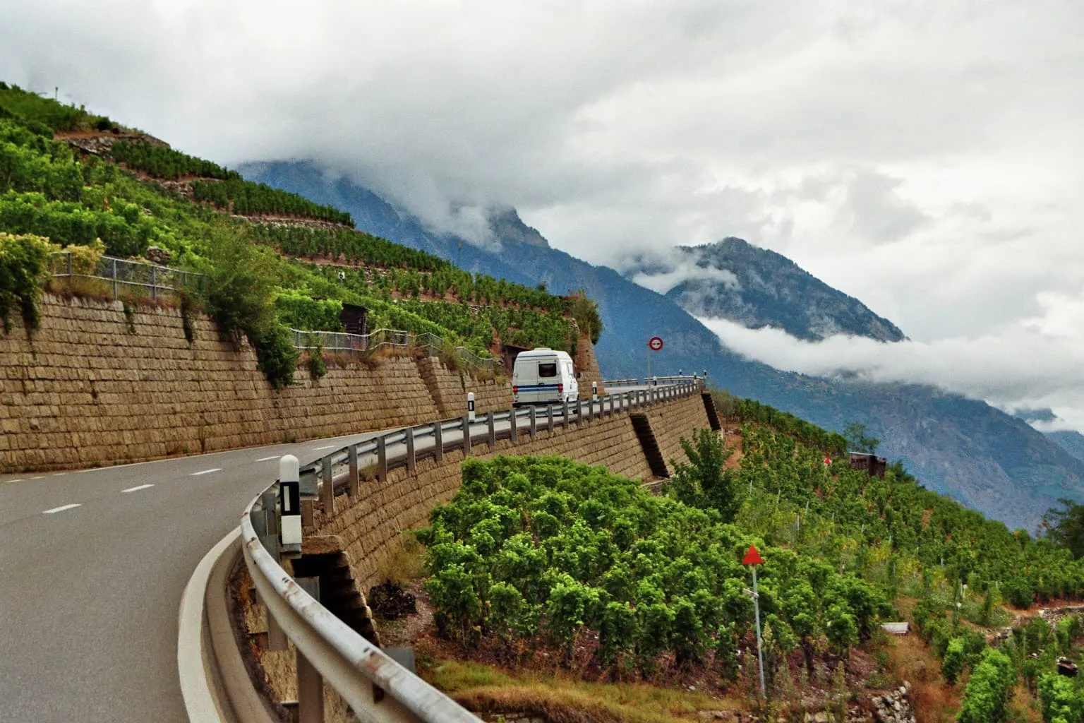 Der Struggle so real: Jan's Oldtimer kämpft sich die Weinberge hoch.