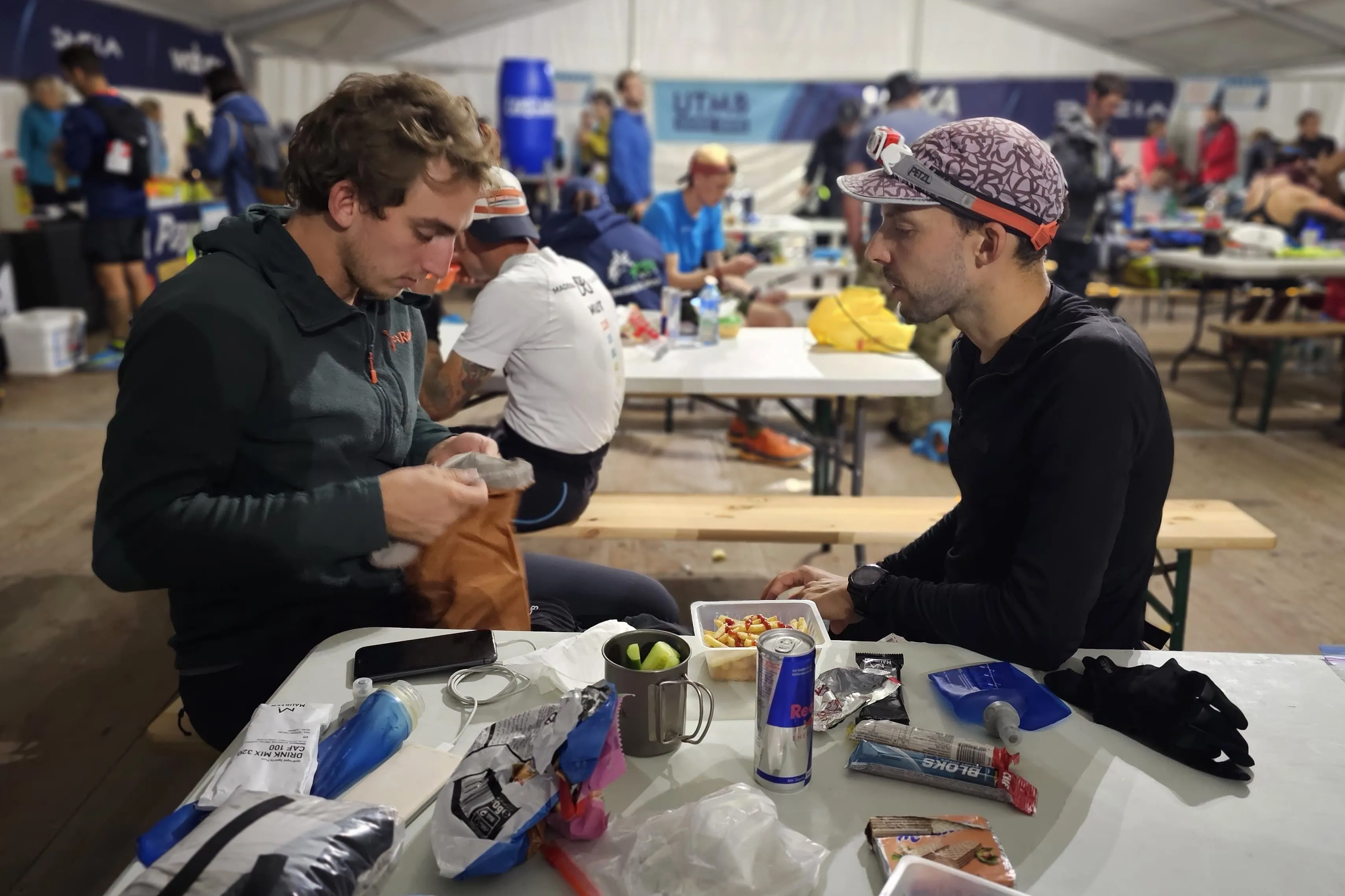 Christian und sein Coach Elias in der Aid-Station