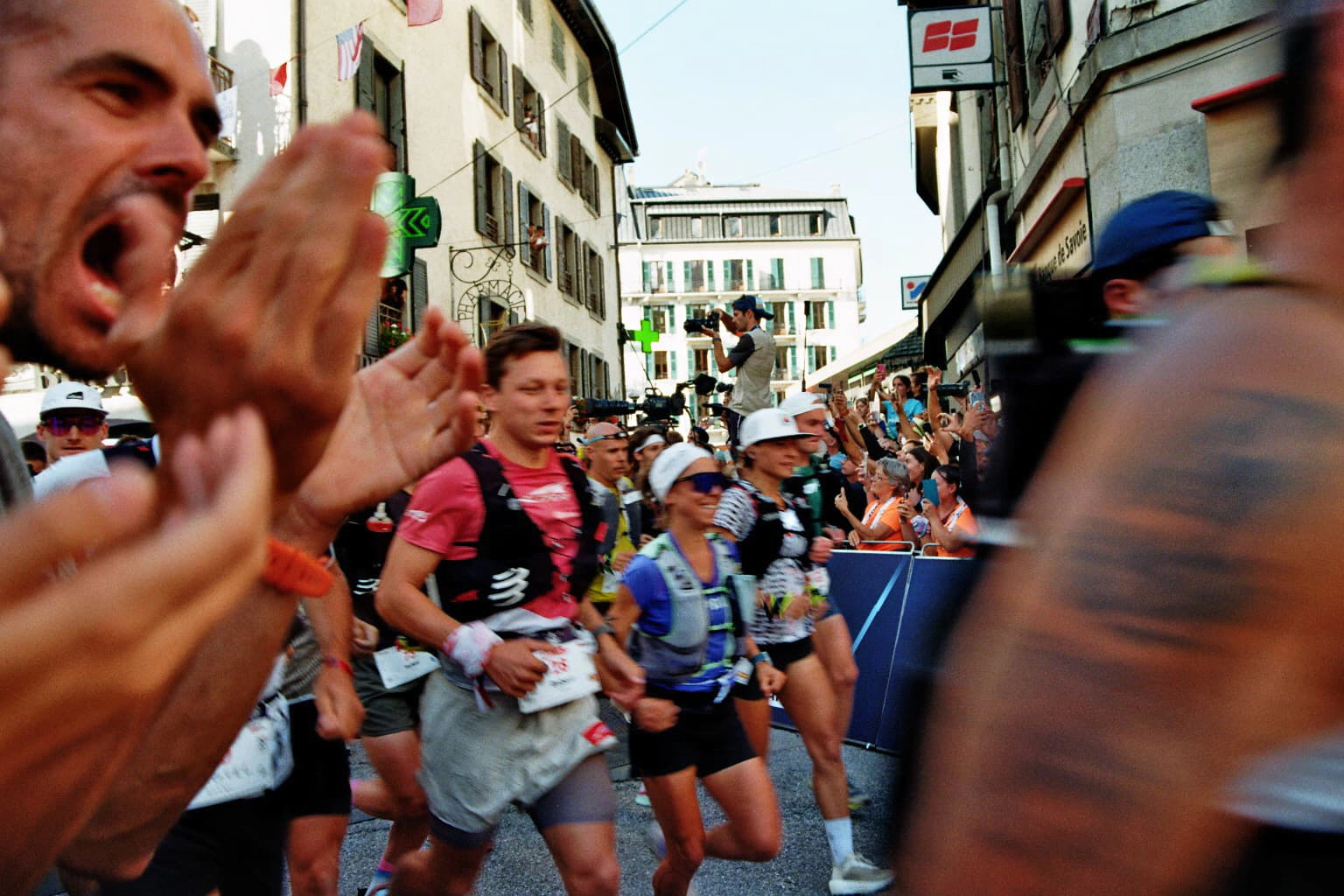 Unzählige Läufer laufen entlang von des Startbereichs in Chamonix los. Menschen applaudieren.