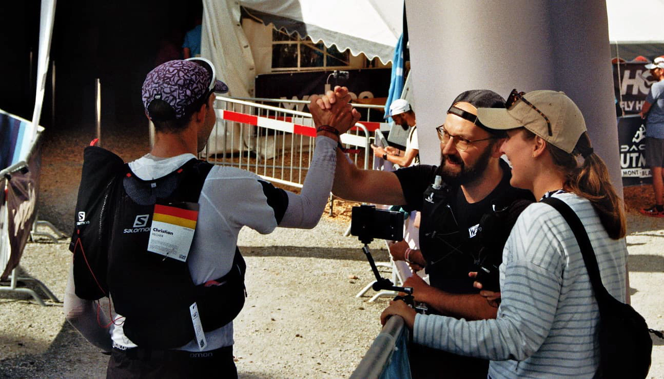 Christian gibt seinem Bruder an der Strecke einen High Five.