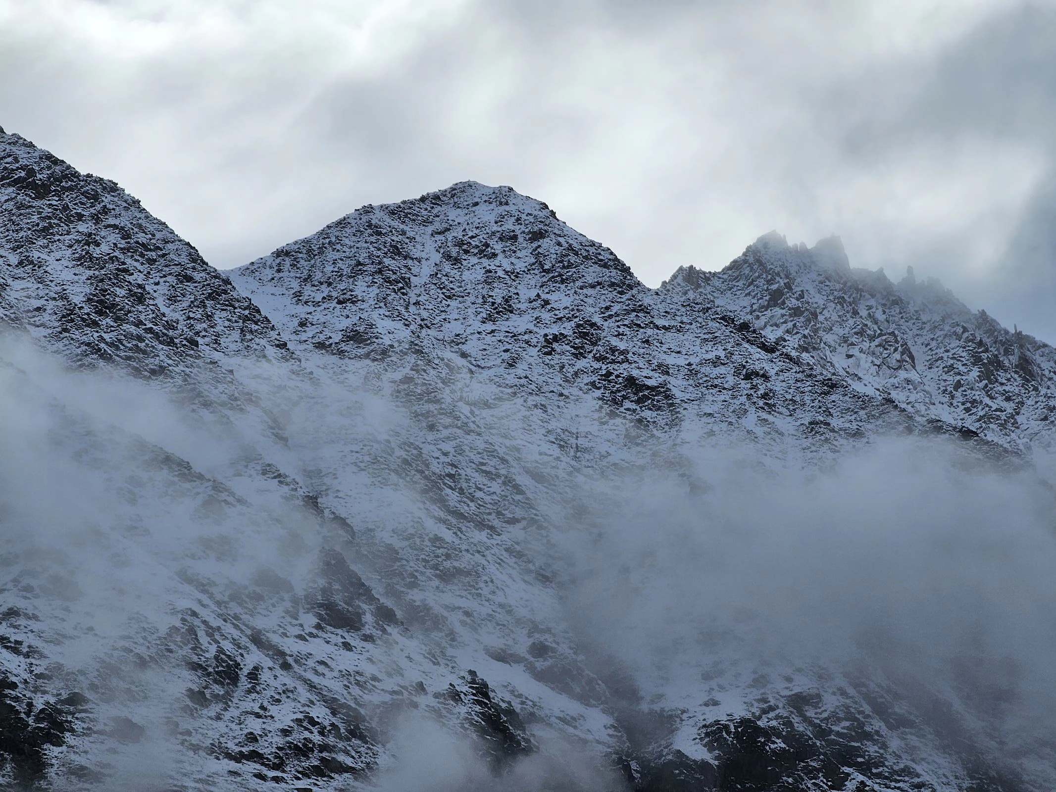 Berge welche leicht mit Schnee bedeckt sind