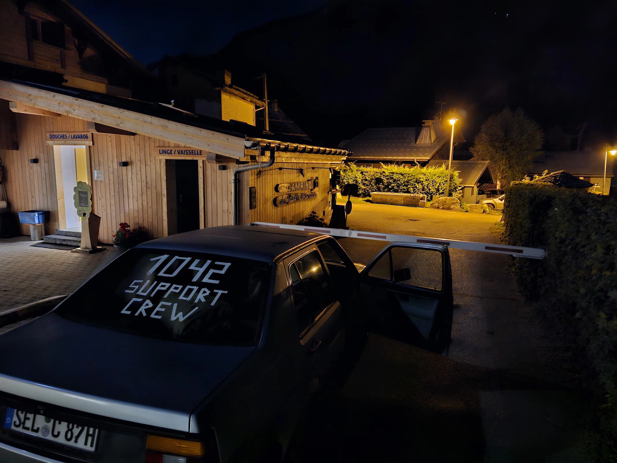 Ein VW Jetta Baujahr 1987 steht in der Nacht vor einer verschlossenen Schranke auf dem Campingplatz